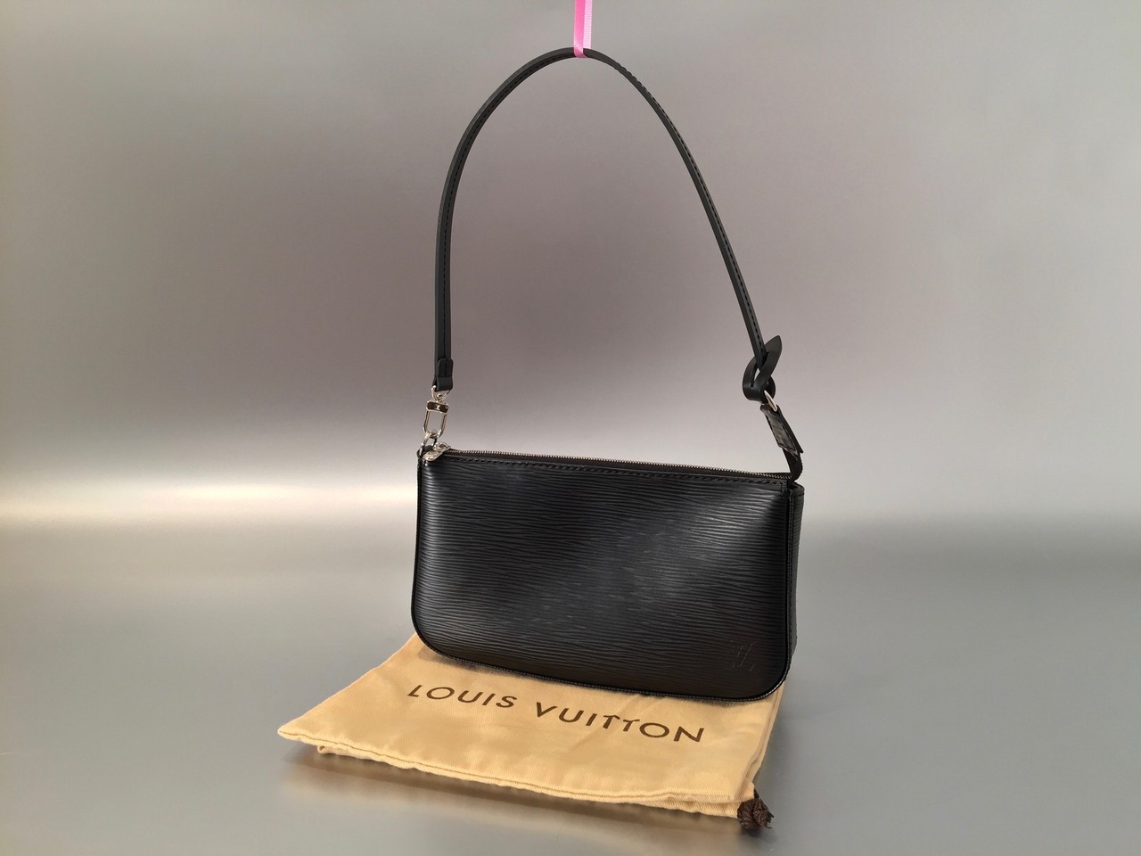 Louis Vuitton Epi Pochette Accessoires NM in Noir Ankauf & Verkauf