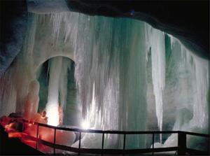 Rieseneishöhle am Krippenstein in Obertraun im Sommer mit Eisbuffet u. Eisklangkonzert
