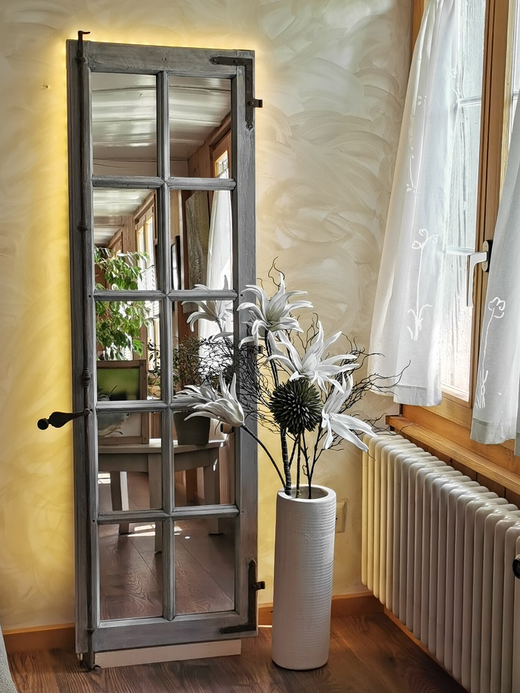 ancienne vieille fenètre avec lumière