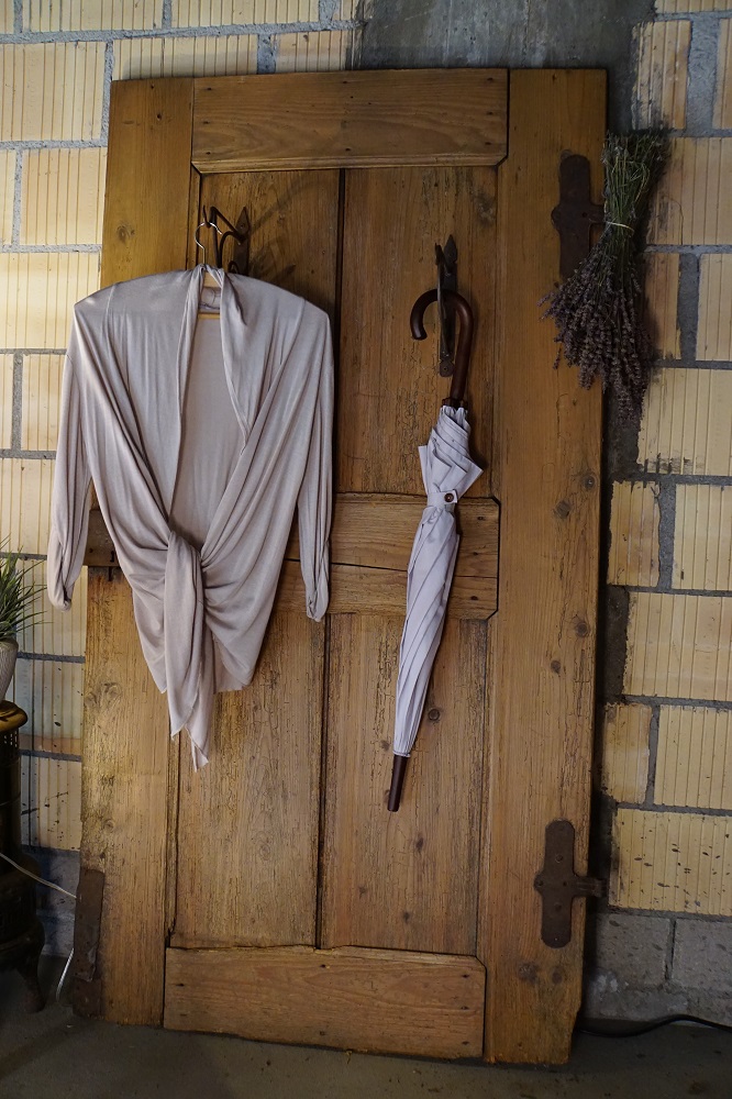vieille porte transformé en garderobe