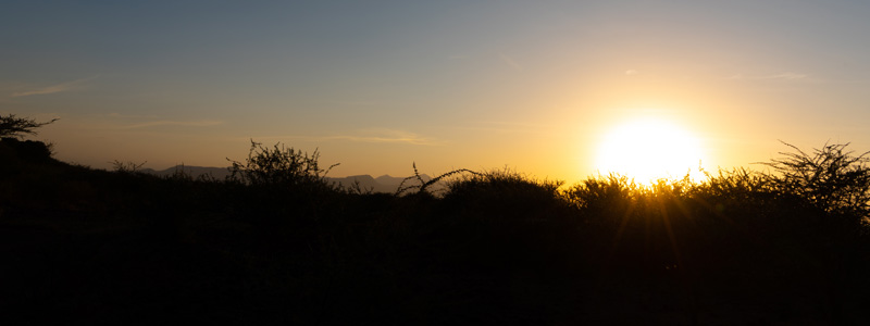 Coucher de soleil aux abords du Doho lodge.