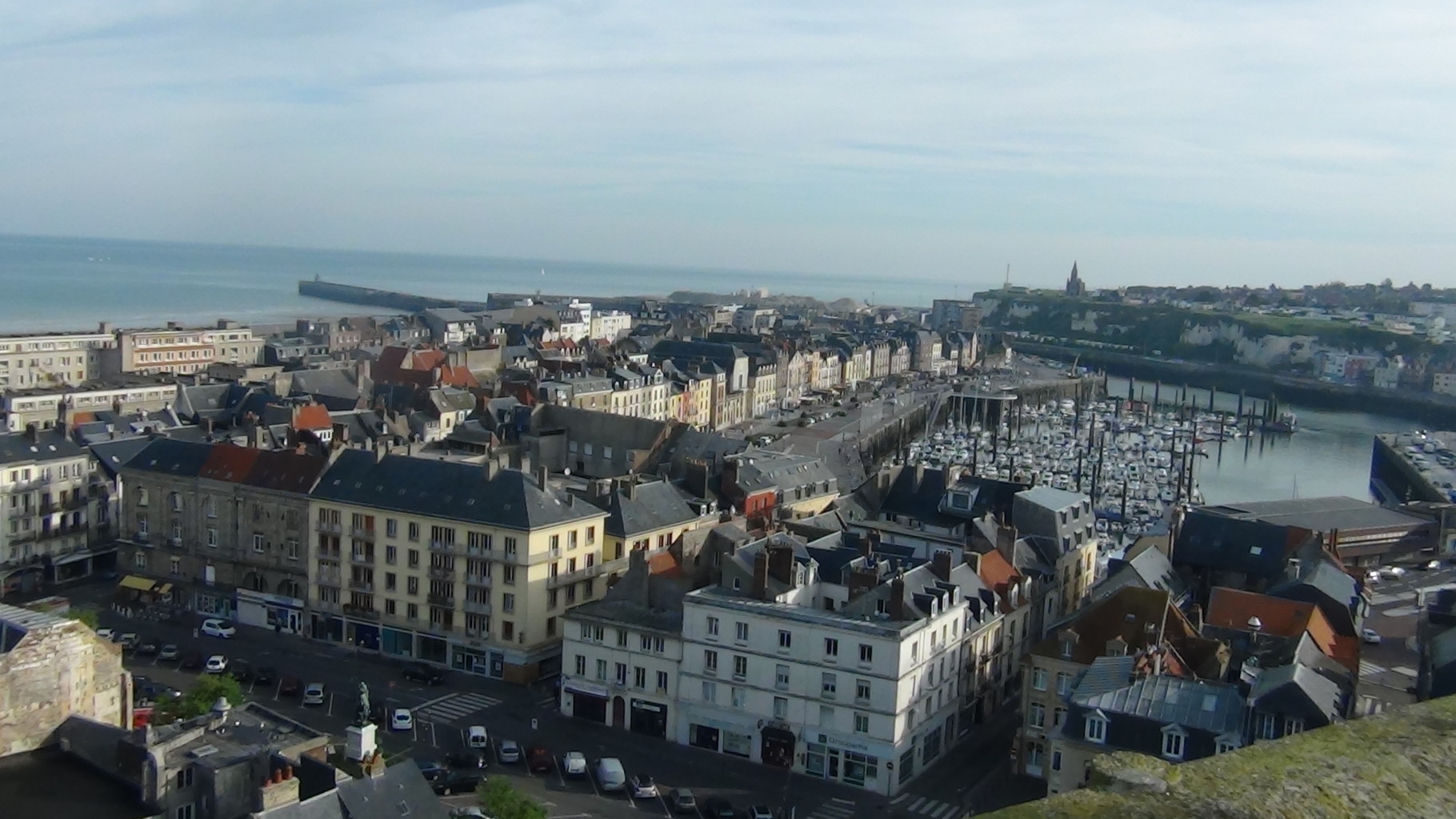 Le port de plaisance, le bout du quai et la place nationale vus du haut de l'église Saint Jacques