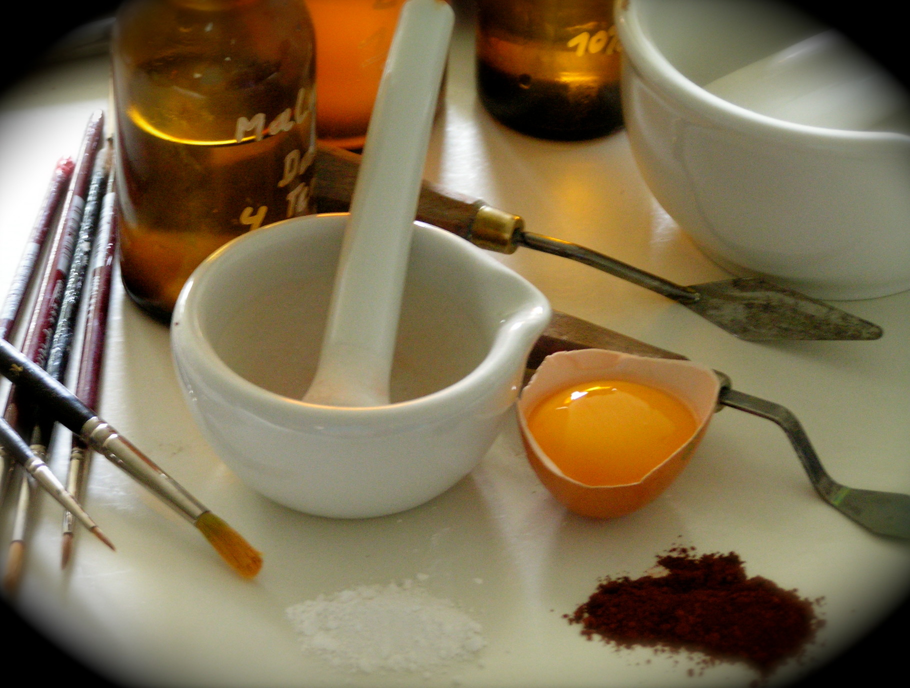 В эту краску иногда добавляют яичный. Мука яйца. Белок яйца. Меланж из яиц. В эту краску иногда добавляют яичный.