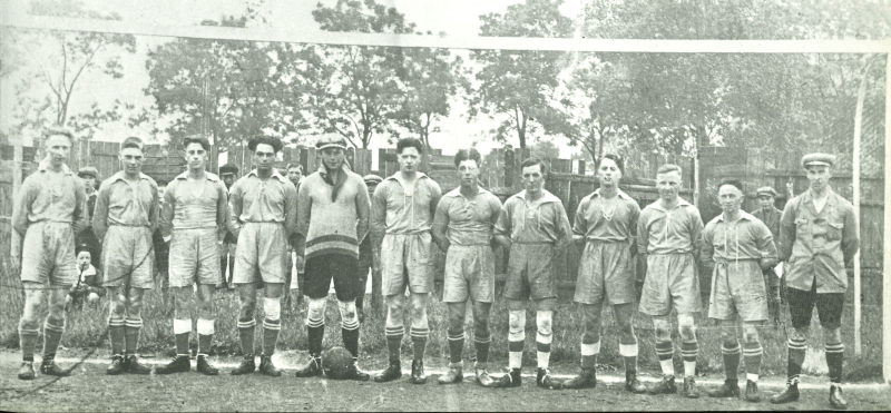 Die erste Mannschaft des FC Eupen 1920 vor einem Spiel auf dem Panorama