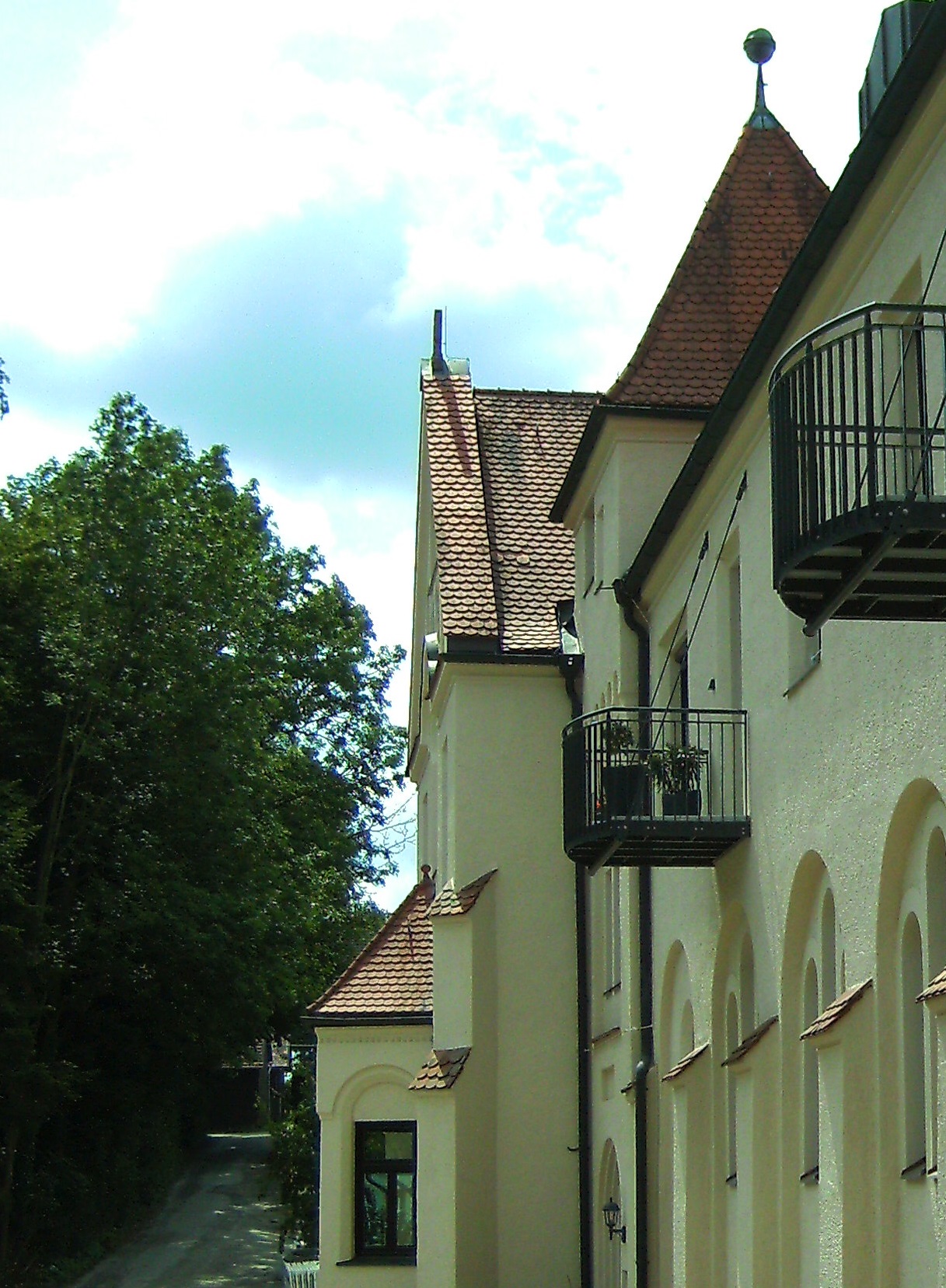 Zeichen erster Bewohner auf einem Balkon