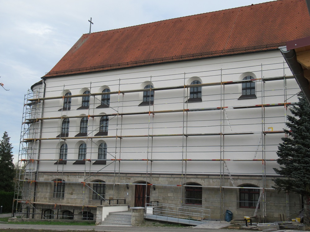 auch die Nordwest-Fassade der Kirche erstrahlt nun ganz in weiß