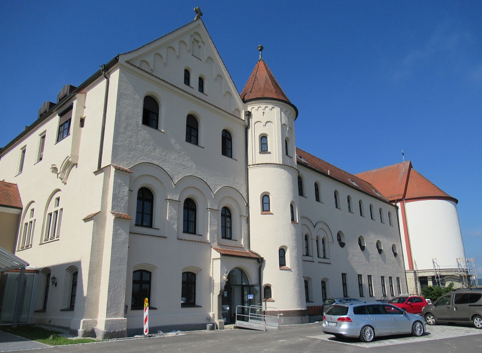 die Straßenfront ist fertig, bis auf den Sockel