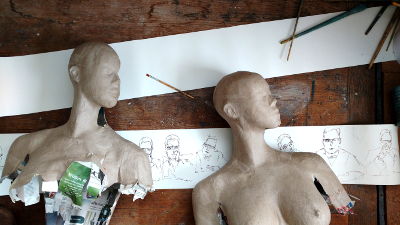 2 papierskulpturen vor 2 papierstreifen
