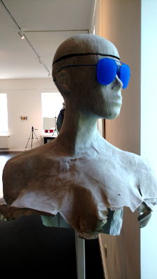 Lichtspalt, objekt, papierskulptur mit blauer sonnenbrille