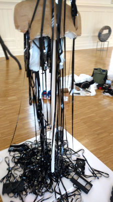aufbau im museum, skulptur mit videotapes