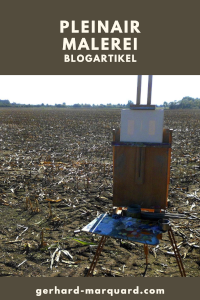 Staffelei im abgeernteten Feld mit einer Leinwand