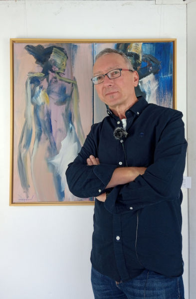Selbstportrait vor einem Ölbild in einer Ausstellung