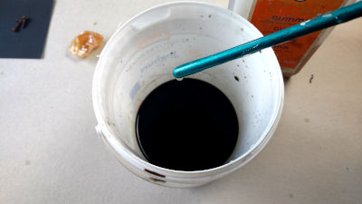 joghurtbecher, pinselstiel, arbeitstisch