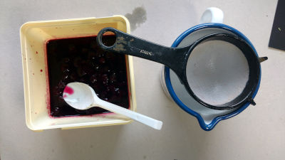 arbeitstisch, heidelbeeren, sieb und löffel