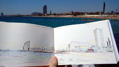skizzenbuch mit buntstiftzeichnung am strand von barcelona