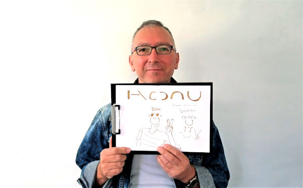 Foto, selbstportrait mit einer Zeichnung, Link zum entsprechenden Youtubevideo