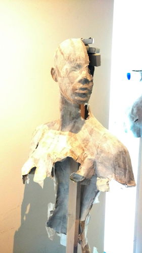 papierskulptur, kopf und oberkörper bis zum brustansatz, halbprofil, gesicht, halb geöffnet, Schachteln im inneren.