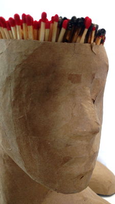 zündler, detailansicht, gesicht und hölzer