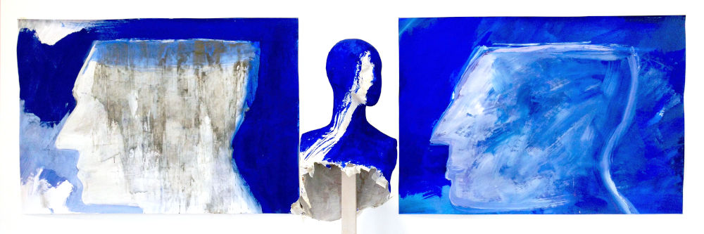 Papierskulptur, frauenbüste, blau bemalt mit 2 acrylbilder-gesichter im profil, aus der ausstellung im blauen haus in dießen am ammersee