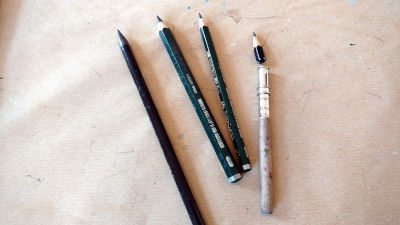 4 bleistifte auf dem tisch