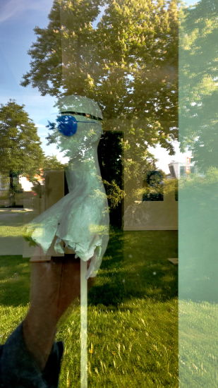 Lichtspalt, papierobjektblick durch ein fenster auf die figur