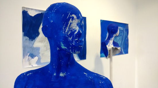 Blauer kopf, papierskulptur