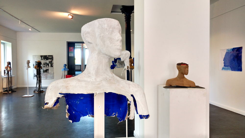 nussknacker, rätsellöser, blick in die ausstellung mit weißen papierskulpturen und papierbildern