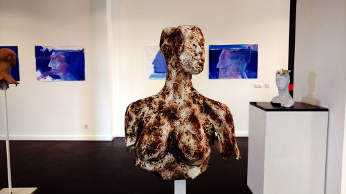papierskulptur, frau, kopf und brüste, angefackelt