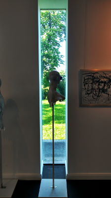 Fenster, objekt, figur vor den fenster, ausstellung