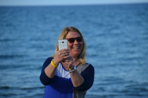 Selfies am Sandstrand beim Hotel
