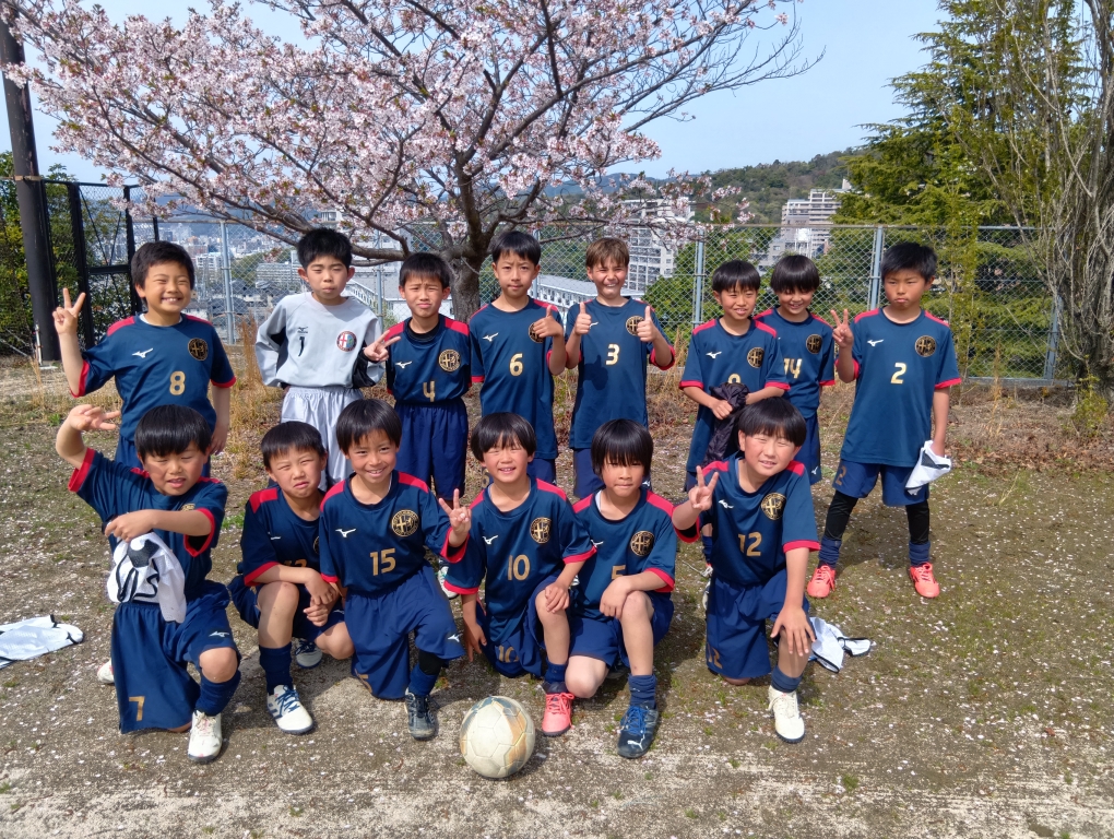 円陣を組む佐伯区五日市南の5年生