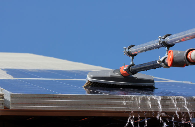 Photovoltaikanlagen wird mit Reinwasser Gerät gereinigt