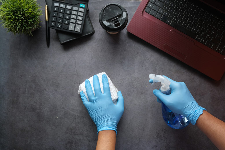 Drei Personen der Putz & Service Agentur reinigen ein Büro