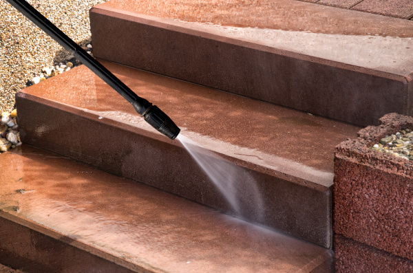 Steintreppe wird professionell gereinigt