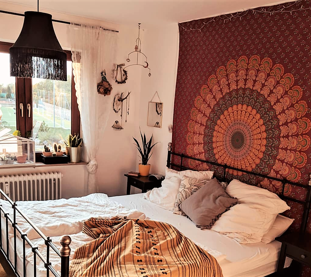 Galerie: Wandtuch zentral hinter dem Bett - Wandtuch Shop Karmandala