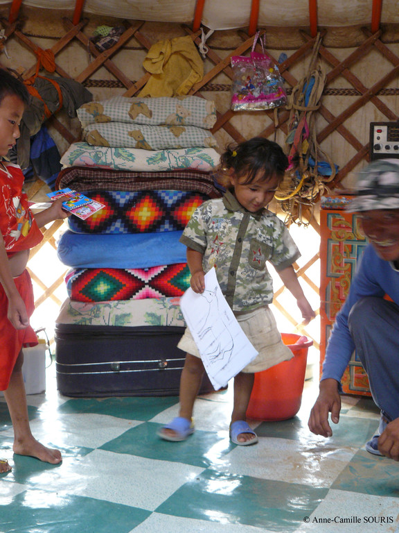 Distribution de coloriages sur le Khulan_Dornogovi aimag_été 2008