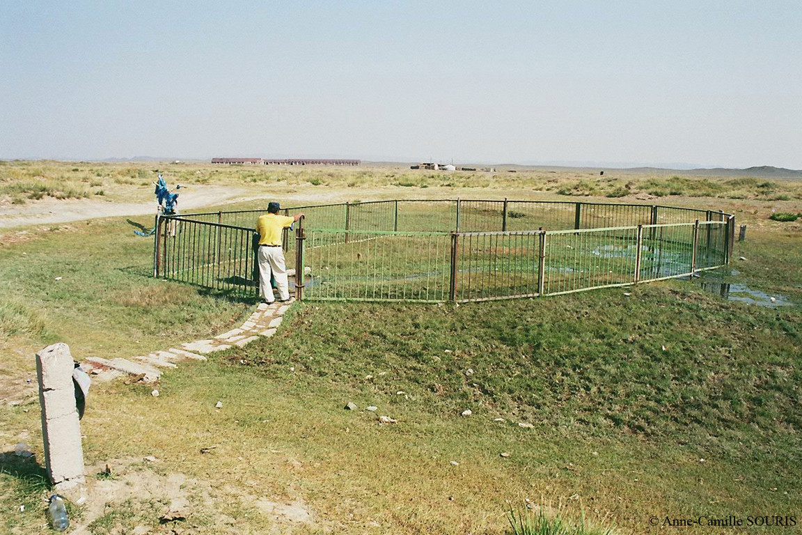 Source d'eau naturelle pour la population à la périphérie d'une ville du sud Gobi