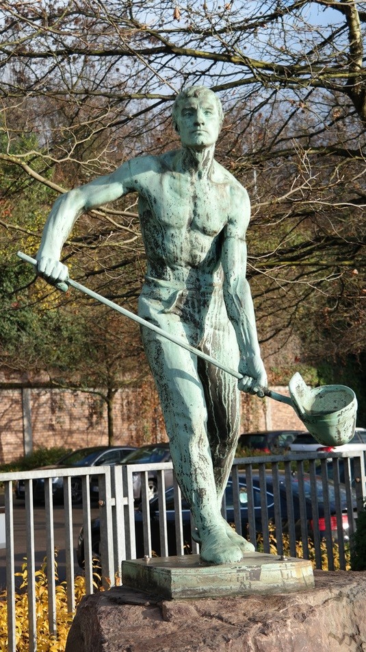 Bronzeskulptur eines Eisengiessers in Saarbrücken 