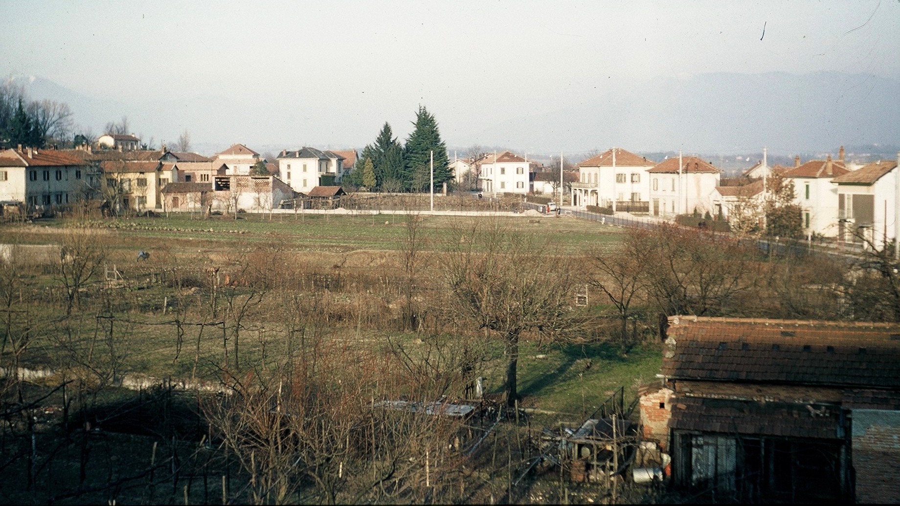 Ispra, veduta verso est, via Mazzini (sullo sfondo). Cortesia O. Santacatterina ©.