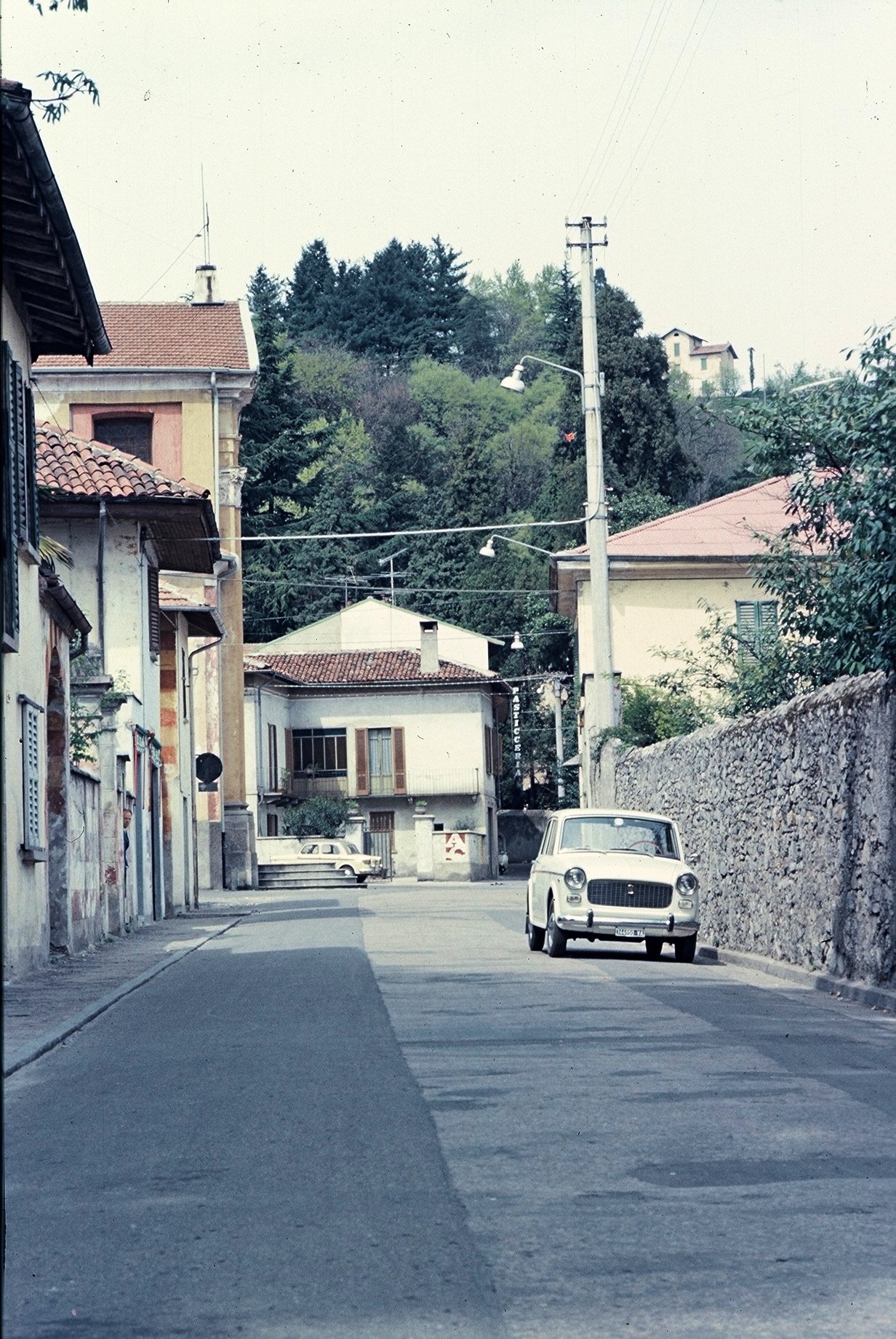 Ispra, via G. Marconi verso chiesa. Cortesia O. Santacatterina ©.