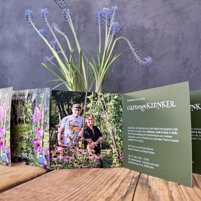 Einladung zu unserer Lesung Gartengeklunker. Anja Klein liest aus Ihrem neuen Buch „Blumen, Kohl & Rock’n‘ Roll“. Eine Fotoausstellung von Andreas Lauermann begleitet die Lesung.