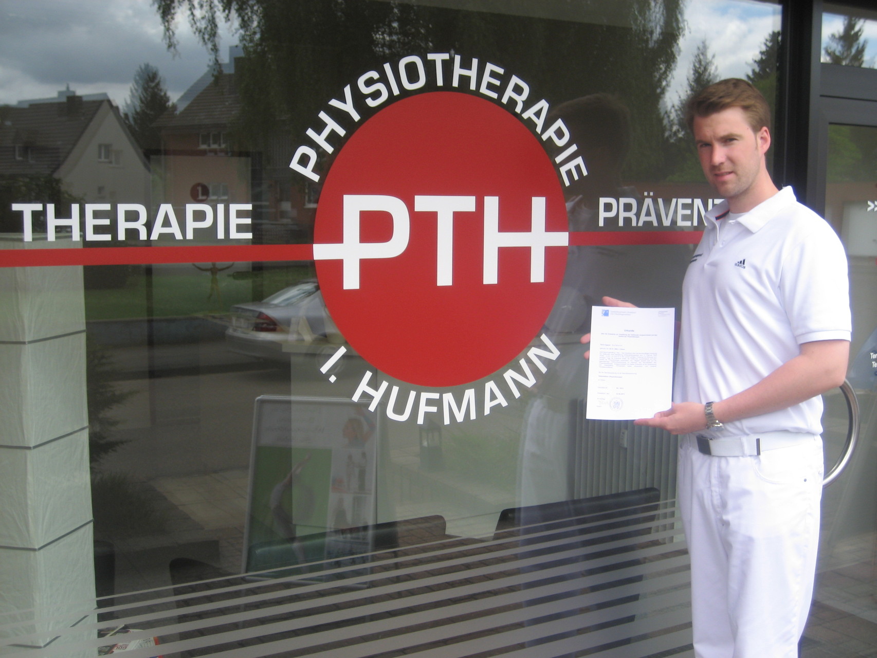 Dipl. Physiotherapeut Ingmar Hufmann vor seiner Praxis