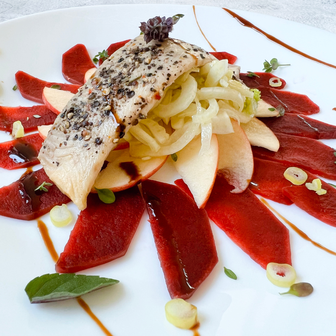 Rote Rüben Carpaccio mit Fenchel und Forellenfilet