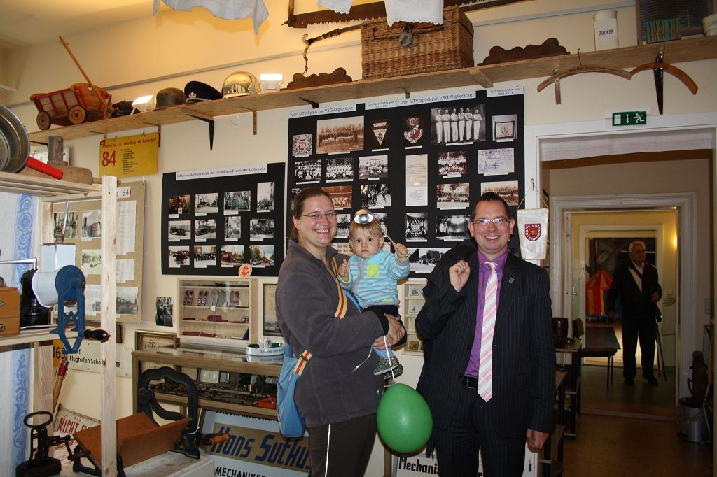 Bezirksbürgermeister Oliver Igel mit Familie zu Besuch im Altglienicke Museum