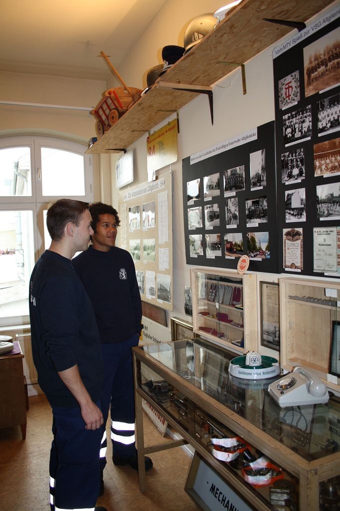 Feuerwehrleute zu Besuch im Altglienicke Museum