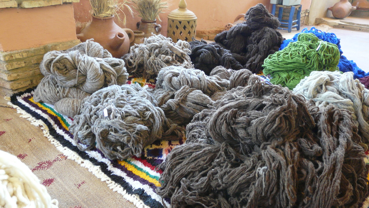 Stock de laine naturelle et teintée = classement et étiquetage