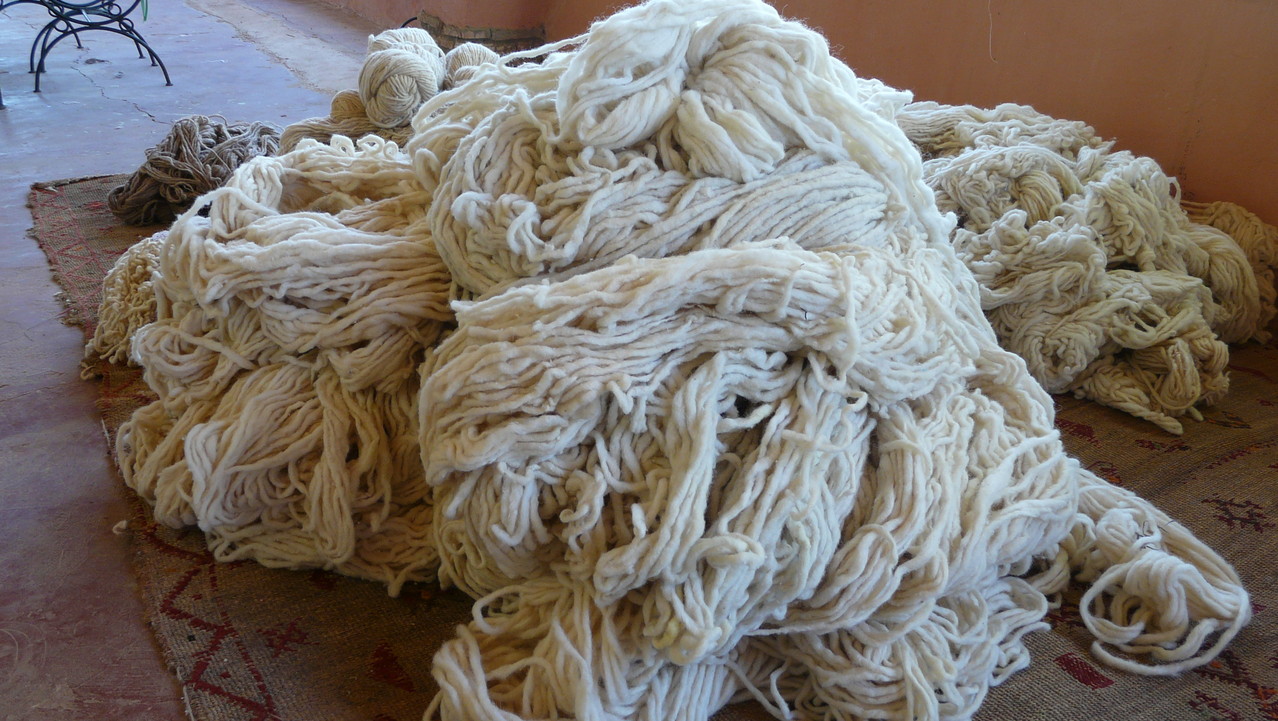 Stock de laine naturelle et teintée = classement et étiquetage
