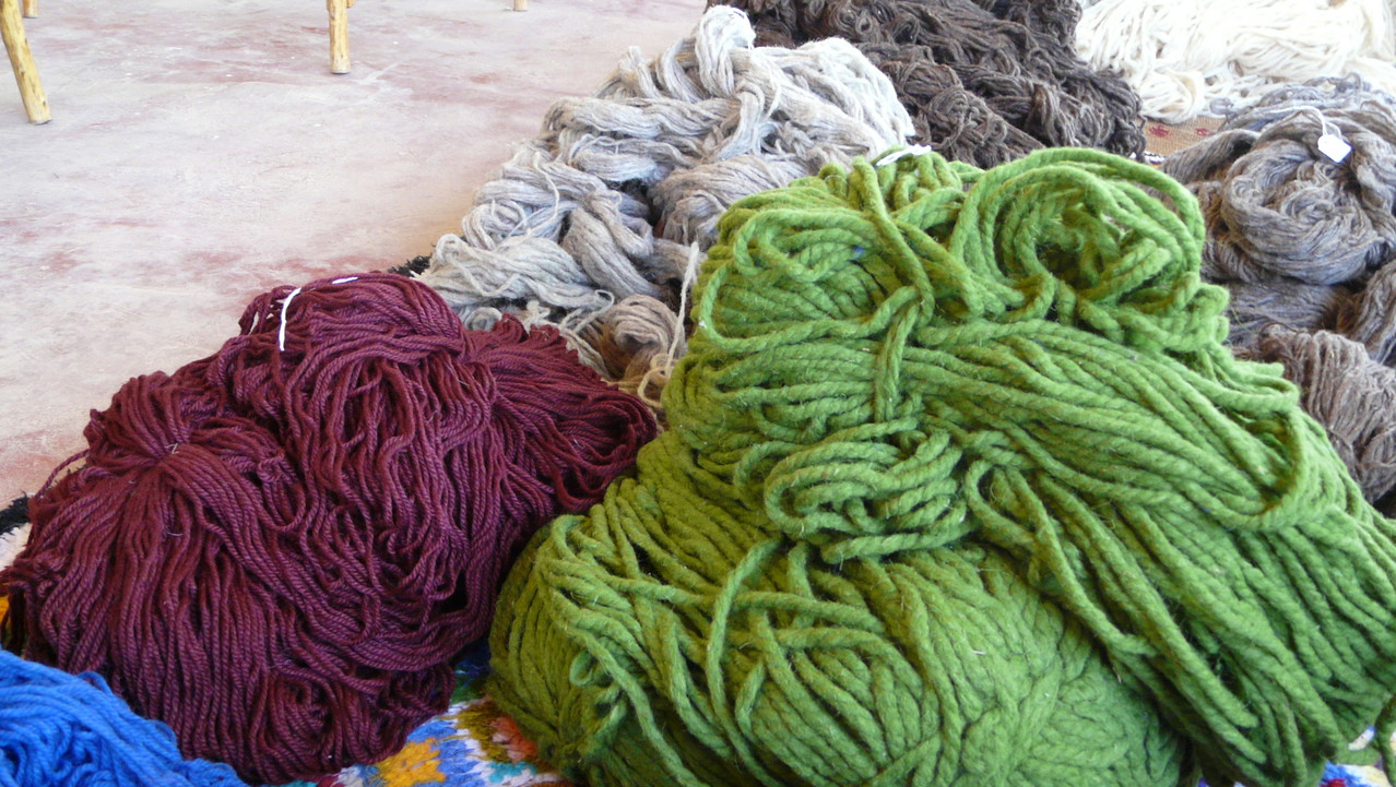 Stock de laine naturelle et teintée = classement et étiquetage