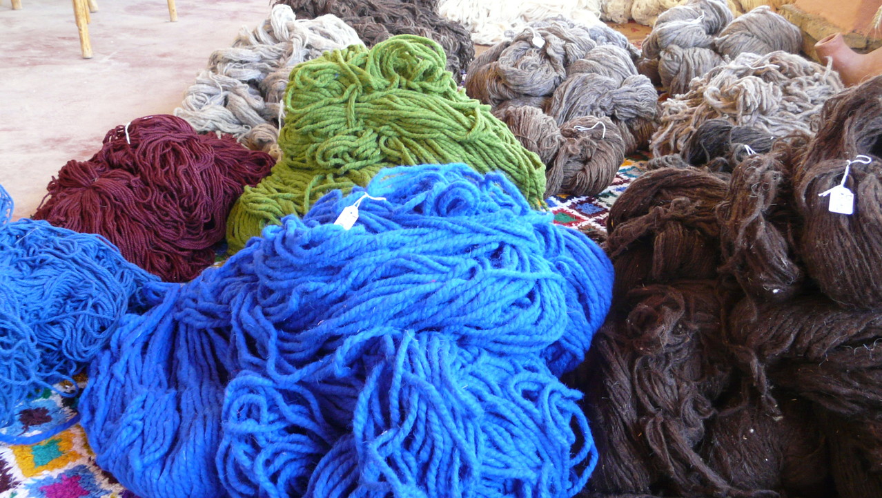 Stock de laine naturelle et teintée = classement et étiquetage