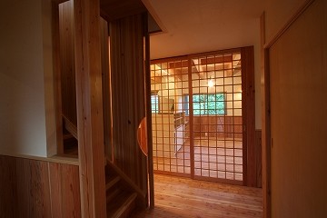 LDKと廊下階段を区切るが、気配がわかる作り。